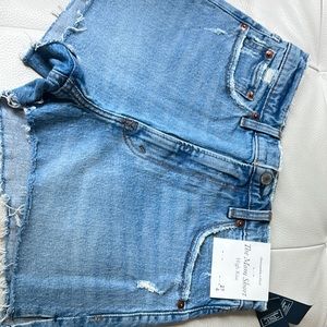 Abercrombie high waisted mom short in medium light wash size 27/4